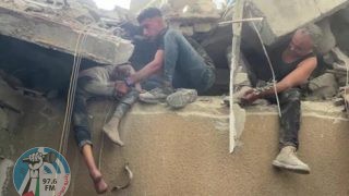 انتشال جثامين 6 شهداء من بلدة الفخاري شرق خان يونس