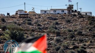 مستوطنون يقيمون بؤرة استيطانية جديدة على أراضي المواطنين شرق الخليل