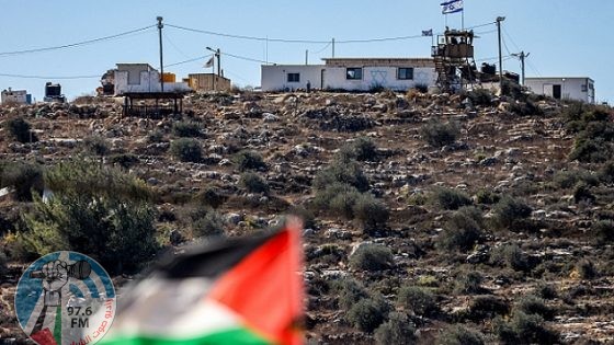 مستوطنون يقيمون بؤرة استيطانية جديدة على أراضي المواطنين شرق الخليل