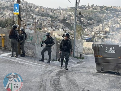 بلدية الاحتلال تقتحم سلوان وام طوبا في القدس