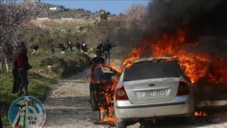 مستوطنون يحرقون مركبة مواطن أثناء قطف الزيتون في قبلان
