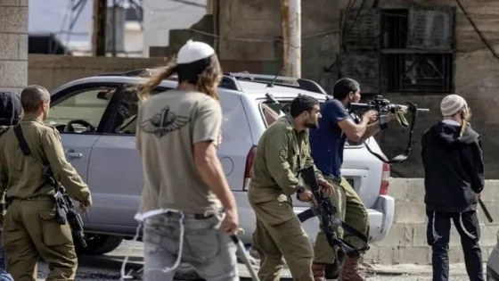 مستوطنون يعتدون بالضرب على مواطن جنوب الخليل