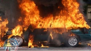 مستعمرون يهاجمون مدينة البيرة ويحرقون عددا من المركبات