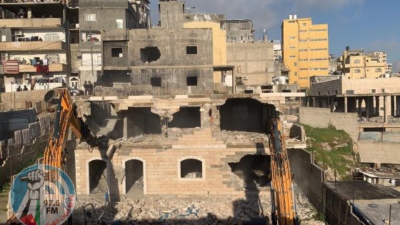 الاحتلال يجبر مواطنا على هدم منزله في جبل المكبر ويهدم أسوارا بمخيم شعفاط