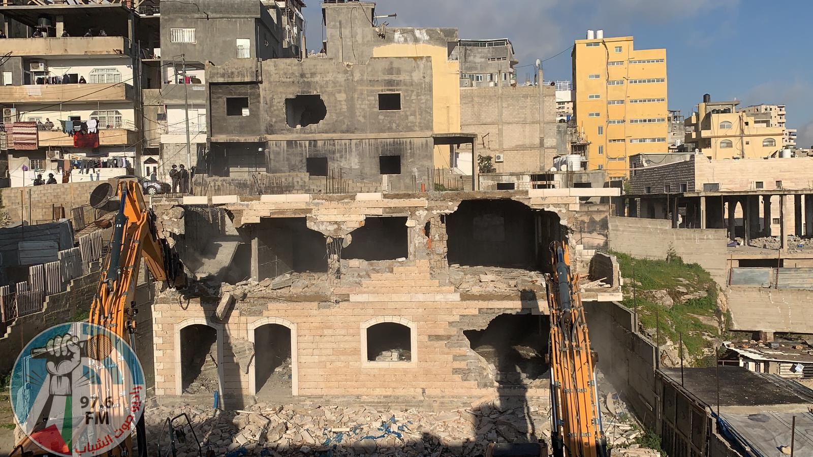 الاحتلال يجبر مواطنا على هدم منزله في جبل المكبر ويهدم أسوارا بمخيم شعفاط