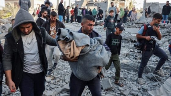 شهداء ومصابون جراء قصف الاحتلال محلا تجاريا في مدينة غزة