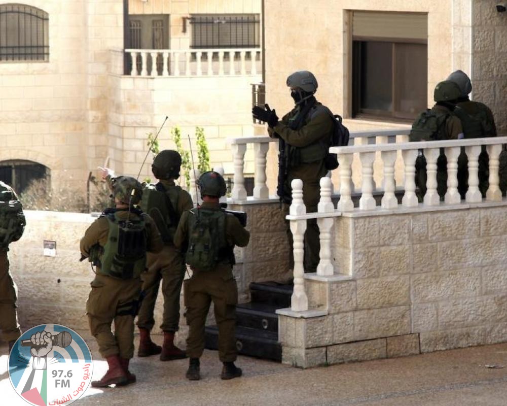 الاحتلال يعتقل شابا ويفتش منازل في مدينة نابلس