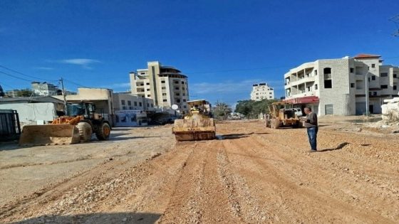 “الأشغال” تشرع بإعادة تأهيل الشارع الرئيسي المقابل لمخيم نور شمس في طولكرم