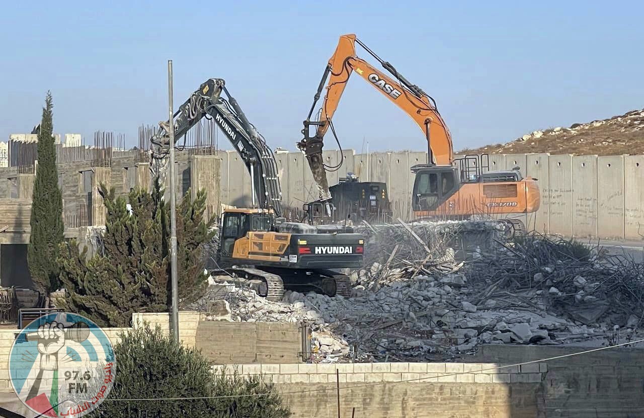 الاحتلال يهدم خمس منشآت في رافات شمال غرب القدس