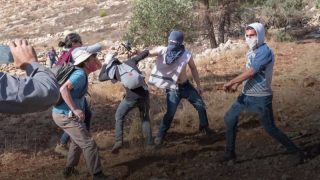مستوطنون يتجمعون قرب عش غراب شرق بيت لحم