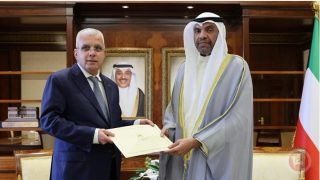 السفير طهبوب يسلم رسالة من الرئيس لأمير الكويت