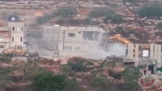 شاهد- الاحتلال يهدم منزلا من طابقين جنوب نابلس