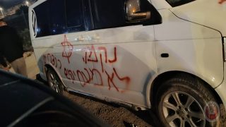 مستوطنون يخطون شعارات عنصرية ويعتدون على قاطفي الزيتون غرب سلفيت
