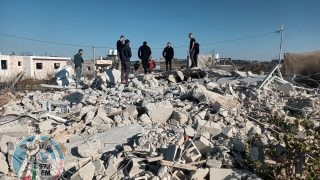الاحتلال يهدم منزلا وبركة مياه في بيت أُمَّر شمال الخليل