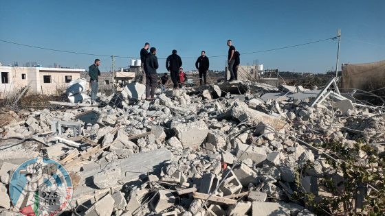 الاحتلال يهدم منزلا وبركة مياه في بيت أُمَّر شمال الخليل