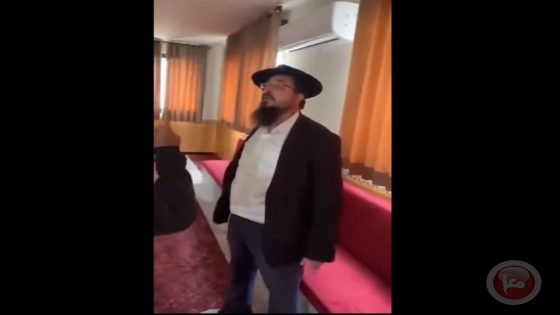 شاهد- مستوطن يقتحم مسجدا في بيت صفافا للصلاة فيه