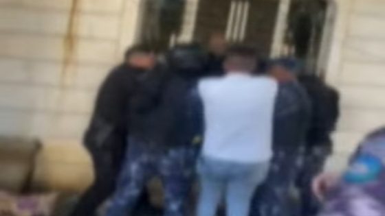 فيديو- الشرطة والدفاع المدني يسيطرون على شخص من أصحاب السوابق في حلحول