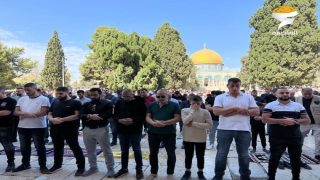 قيود واعتداءات.. 40الف مصل يؤدون الجمعة في الأقصى
