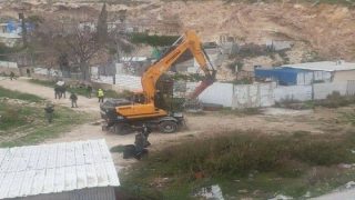 الاحتلال يهدم منزلا وبركسات زراعية ويعتقل مواطنين جنوب غرب الخليل