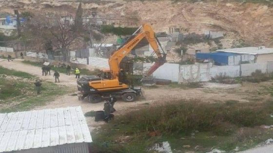 الاحتلال يهدم منزلا وبركسات زراعية ويعتقل مواطنين جنوب غرب الخليل