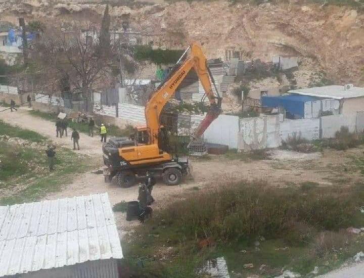 الاحتلال يهدم منزلا وبركسات زراعية ويعتقل مواطنين جنوب غرب الخليل