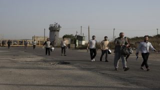 الاحتلال يفرج عن 20 أسيرا قرب حاجز كرم أبو سالم