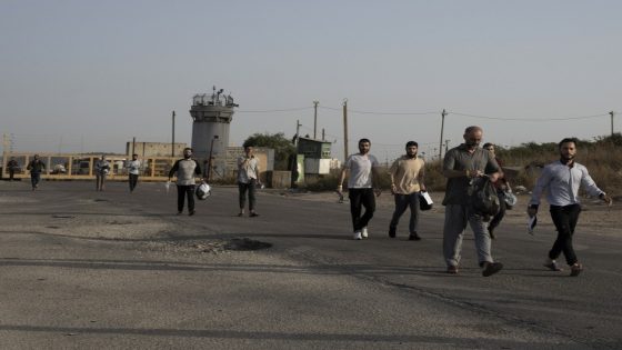 الاحتلال يفرج عن 20 أسيرا قرب حاجز كرم أبو سالم