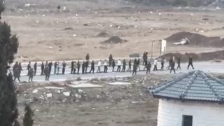 الاحتلال يعتقل أكثر من 10 مواطنين من مخيم الفوار وإصابة شاب بالرصاص