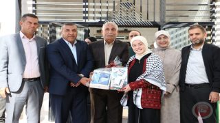 تحت رعاية محافظ الخليل تكريم المبدعة سلسبيل صوالحة الفائزة بلقب تحدي القراءة العربي في دبي