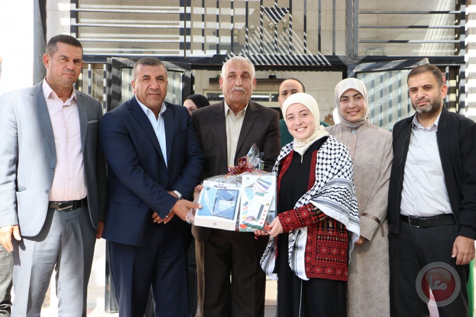 تحت رعاية محافظ الخليل تكريم المبدعة سلسبيل صوالحة الفائزة بلقب تحدي القراءة العربي في دبي