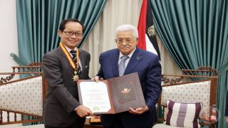 الرئيس يقلد السفير الياباني السابق نجمة الصداقة من وسام الرئيس محمود عباس