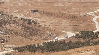مستوطنون يحرثون اراضي المواطنين جنوب الخليل