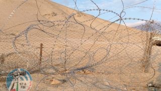 مستوطنون يضعون أسلاكا شائكة حول مسكنين في عرب المليحات