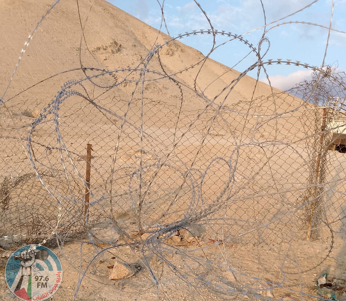 مستوطنون يضعون أسلاكا شائكة حول مسكنين في عرب المليحات