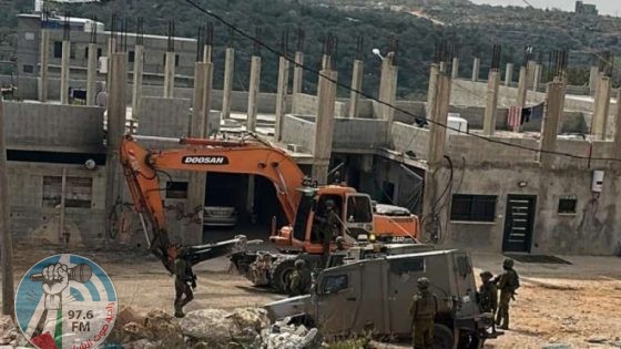 الاحتلال يعتقل ثلاثة مواطنين ويستولي على منزل في قرية المغير