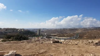 مستوطنون يعتدون على مواطن من أم طوبا ويصيبونه بجروح خطيرة