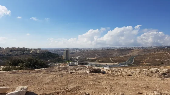 مستوطنون يعتدون على مواطن من أم طوبا ويصيبونه بجروح خطيرة