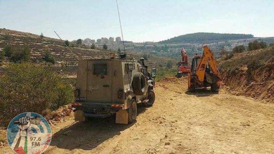 مستوطنون يشقون طريقا استيطانيا ويعتدون على 3 مواطنين شرق بيت لحم