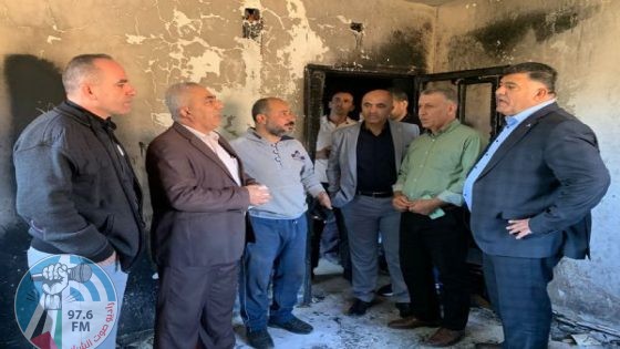 محافظ نابلس يسلم منازل المواطنين المحترقة في جالود بعد ترميمها
