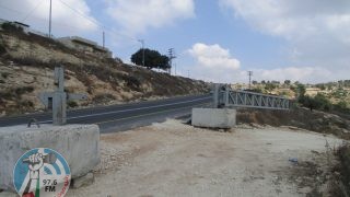 الاحتلال ينصب بوابة حديدية على مدخل المنشية جنوب بيت لحم