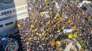 مسيرة جماهيرية حاشدة وسط الخليل رفضا للفلتان الأمني ودعما للأجهزة الأمنية في بسط النظام والقانون