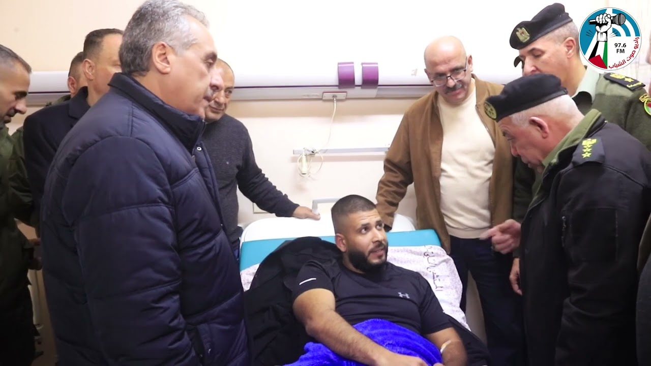 زيارة الناطق باسم قوى الأمن الفلسطيني لعناصر الأمن الذين تم الاعتداء عليهم من متـ ـطرف وسط الخليل