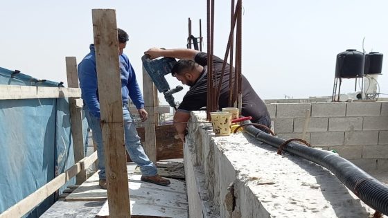 الاحتلال يجبر مواطنا على هدم مخزن ويخطر بهدم مسجد في بلدة سلوان