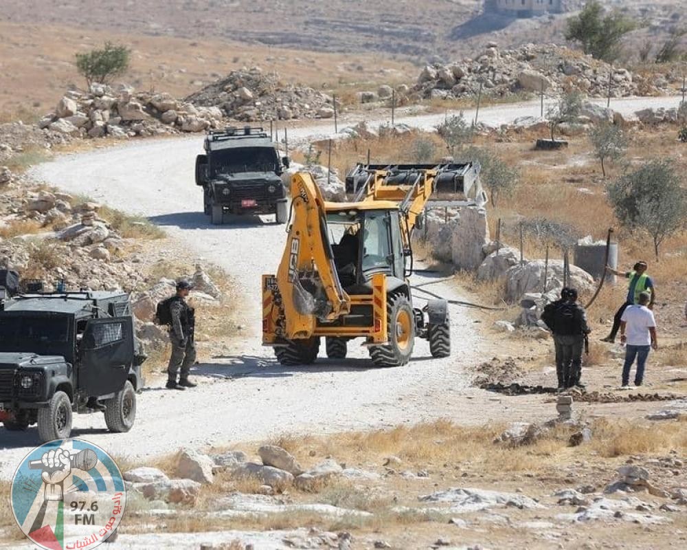 قوات الاحتلال تقطع أشجارا وتدمر شبكة مياه ري في نحالين