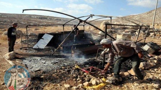 بيت لحم : مستعمرون يحرقون خيمة ويعتدون على مواطن واسرته في المنيا