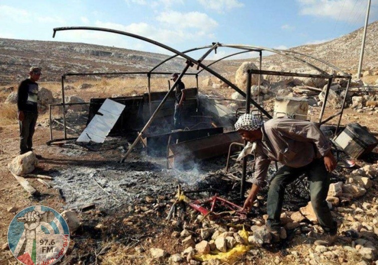 بيت لحم : مستعمرون يحرقون خيمة ويعتدون على مواطن واسرته في المنيا