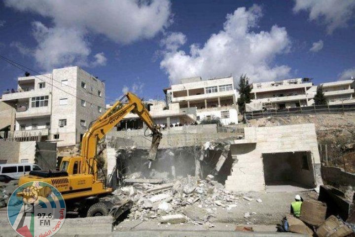 الاحتلال يهدم منشأة تجارية شرق قلقيلية