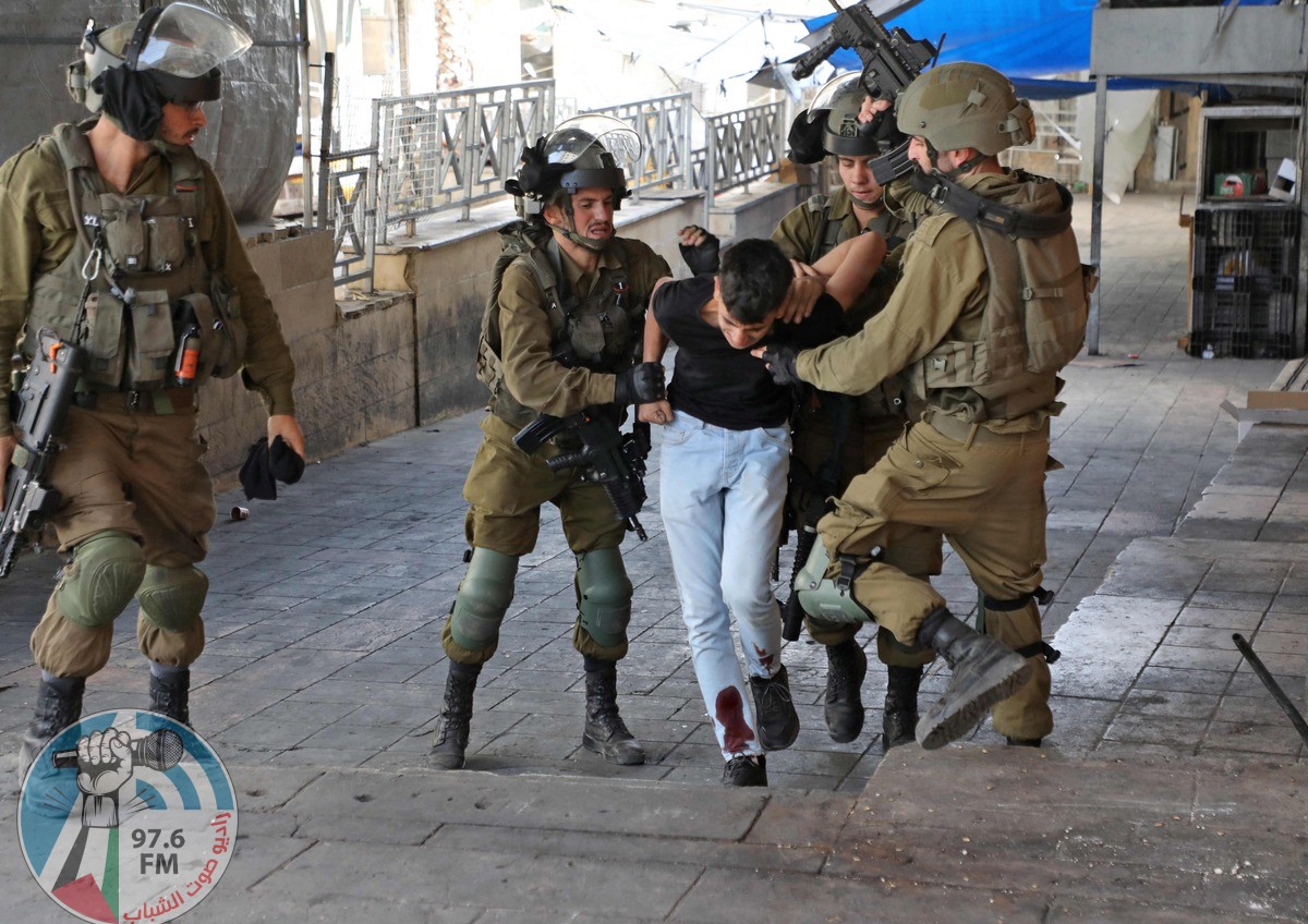 الاحتلال يعتقل 22 مواطنا من الضفة بينهم طفلان وسيدة