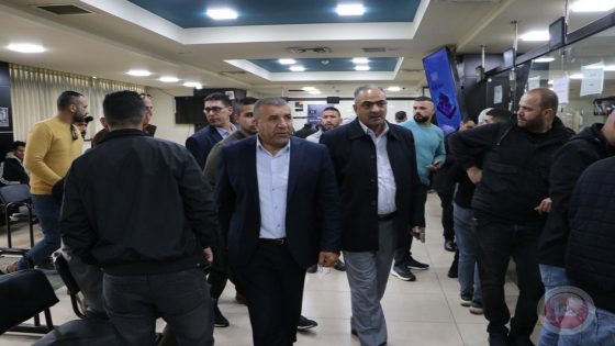 محافظ الخليل وطاقم من وزارة النقل والمواصلات يتفقدون مديريات الخليل وحلحول
