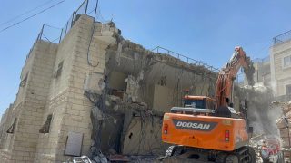 عائلة مقدسية تهدم منزلها في سلوان